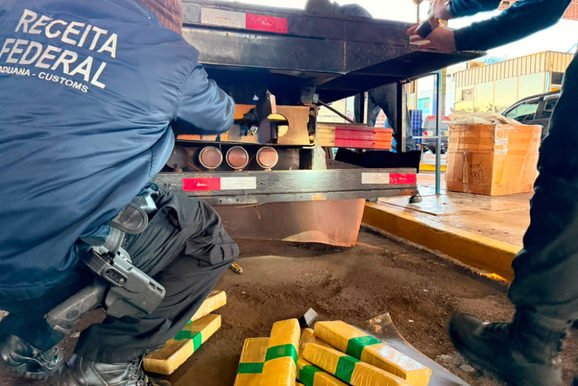 Fiscaliza&ccedil;&atilde;o na Ponte da Amizade descobre 500 quilos de maconha escondidos em caminh&atilde;o