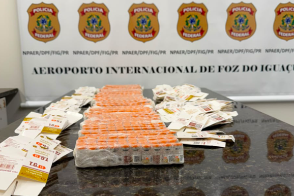 Homem &eacute; preso pela PF com 600 ampolas de tirzepatida no aeroporto de Foz