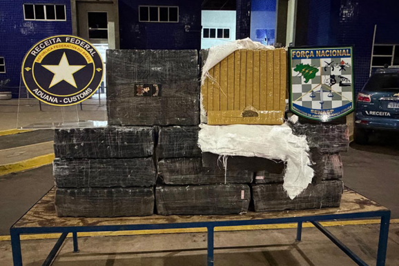 Motorista &eacute; preso ao tentar entrar no Brasil com 295 kg de maconha no porta-malas