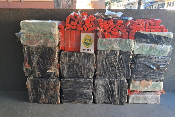 PM encontra mais de 658 quilos de drogas em casa e prende foragido por tr&aacute;fico