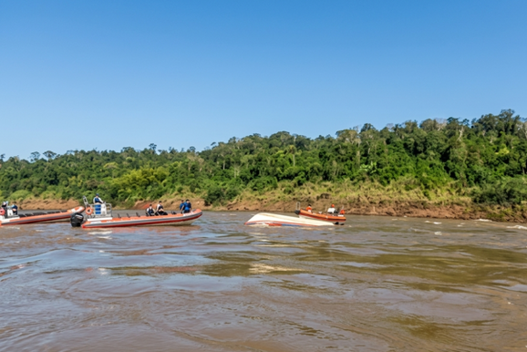 Sobreviventes dizem que rajada de vento virou barco do Macuco nas Cataratas do Igua&ccedil;u