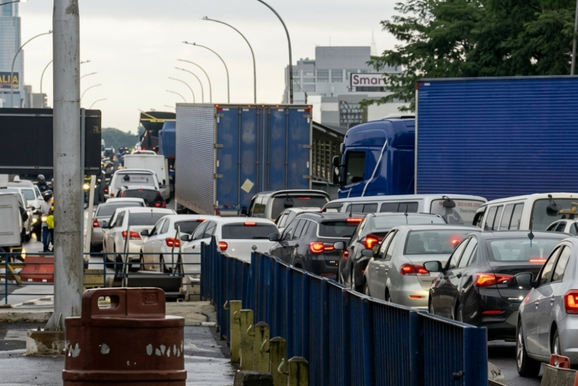 Temporada de f&eacute;rias aumenta fluxo de ve&iacute;culos e turistas na Ponte da Amizade 