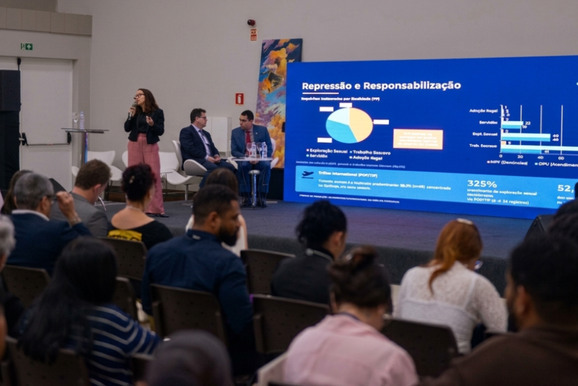 Tr&aacute;fico internacional de brasileiros cresce 33% e vira tema de semin&aacute;rio em Foz