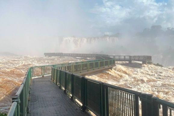Vaz&atilde;o das Cataratas do Igua&ccedil;u chega a 10 milh&otilde;es de litros por segundo nesta quinta-feira