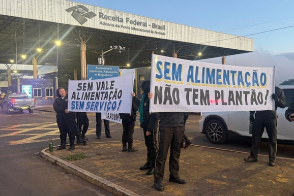 Vigilantes protestam na Ponte da Amizade e cobram sal&aacute;rios e benef&iacute;cios em atraso