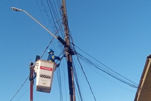 Ap&oacute;s retirar 6,3 toneladas de fios, Copel faz novo mutir&atilde;o contra cabos irregulares