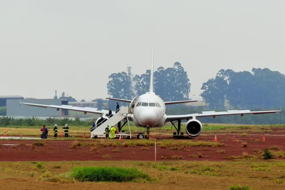Avi&atilde;o sai da pista durante pouso em Cascavel e voos s&atilde;o transferidos para Foz do Igua&ccedil;u