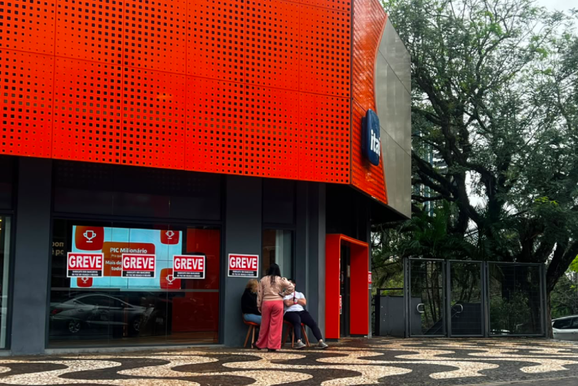 Banc&aacute;rios fazem paralisa&ccedil;&atilde;o de 24 horas e pressionam bancos por reajuste salarial