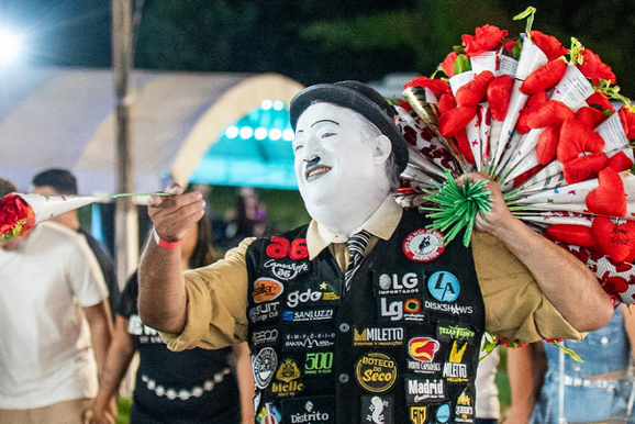 Conhecido pelo personagem e pelas flores, Chaplin morre aos 47 anos nesta sexta-feira 