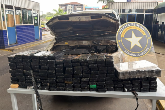 Dupla foge para o Paraguai e deixa van com 120 kg de maconha na Ponte da Amizade