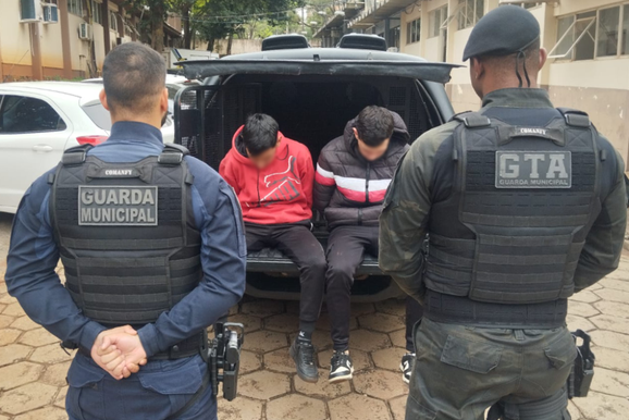 Dupla suspeita de tentar furtar ve&iacute;culos foge da Guarda Municipal e &eacute; detida na BR-277