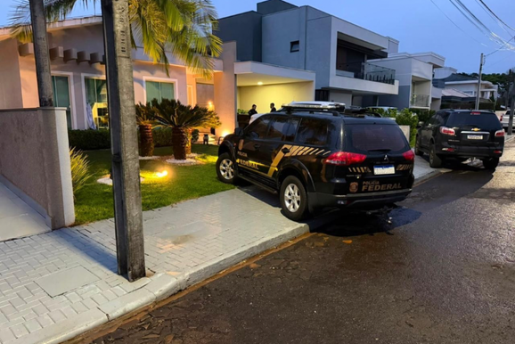 Foragido da Interpol &eacute; preso com Porsche, joias e pedras semelhantes a esmeraldas