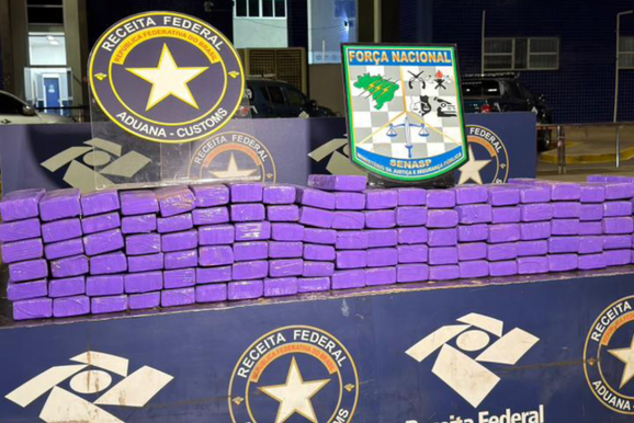 Motorista tenta fugir ap&oacute;s Receita achar 94,8 kg de maconha em carro na Ponte da Amizade
