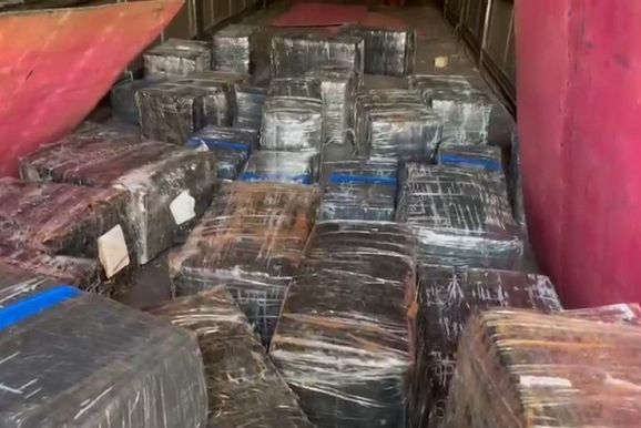 PM sente cheiro de maconha e encontra cerca de 2 toneladas da droga em caminh&atilde;o