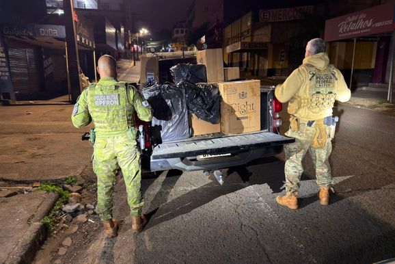 Pol&iacute;cia segue carga que cruzou Rio Paran&aacute; e encontra 8,5 mil ma&ccedil;os em dep&oacute;sito 