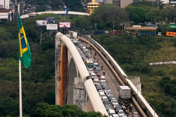 Ponte da Amizade mant&eacute;m acesso especial a pacientes, mas aperta o controle