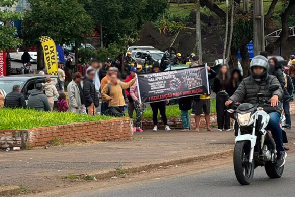 Protesto contra Receita chega &agrave; Ponte da Amizade, mas passagem continua liberada