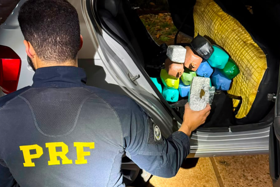 Respostas contradit&oacute;rias de mulher levam PRF a encontrar haxixe no tanque do carro