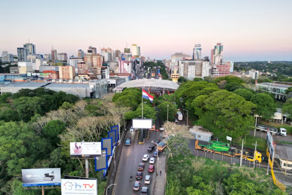 Senado paraguaio cobra conserto urgente em trecho perigoso perto da Ponte da Amizade