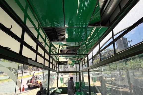 V&acirc;ndalos tentam arrancar ar-condicionado de ponto de &ocirc;nibus climatizado da Avenida JK