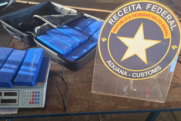 Adolescente viajava sozinho em t&aacute;xi com mala carregada com 20 kg de maconha