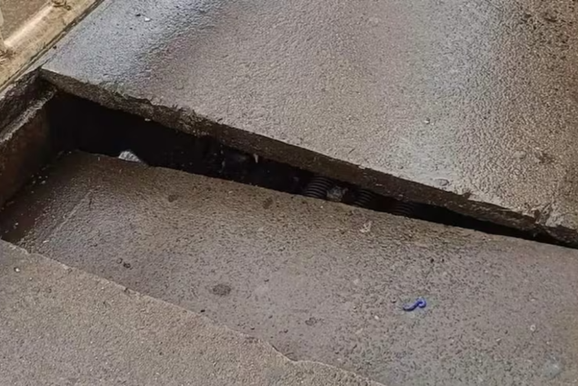 Buracos e rachaduras na passarela da Ponte da Amizade preocupam pedestres