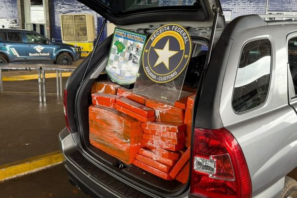 Carro com espa&ccedil;o adaptado para drogas &eacute; apreendido durante fiscaliza&ccedil;&atilde;o na fronteira