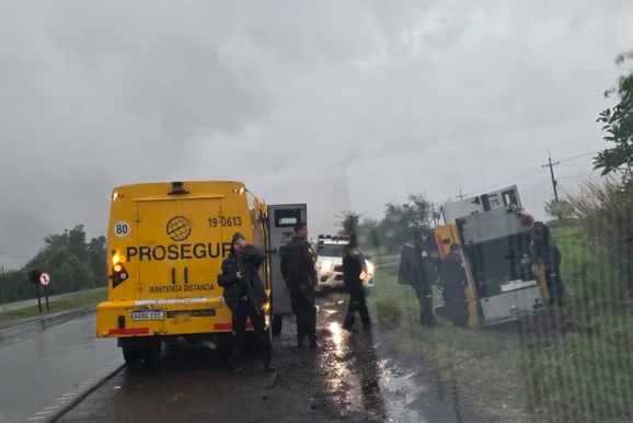 Carro-forte tomba a caminho de Ciudad del Este, mas carga n&atilde;o era dinheiro