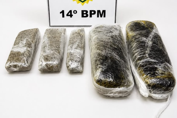 Casal &eacute; preso com mais de 2 kg de drogas antes de carona compartilhada para Curitiba