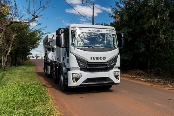 Com investimento de R$ 1,4 milh&atilde;o, servi&ccedil;os de tapa-buracos ganham caminh&atilde;o moderno