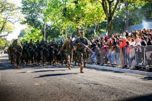 Desfile da Independ&ecirc;ncia leva 20 mil pessoas &agrave; Avenida Paran&aacute; nesta segunda