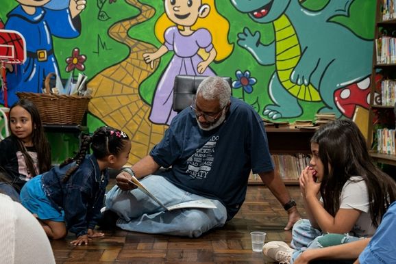 Embaixador da Feira do Livro l&ecirc; 208 obras por ano e tem biblioteca com 3,5 mil
