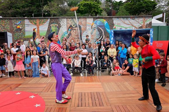 Feira do Livro encerra edi&ccedil;&atilde;o com p&uacute;blico de 35 mil pessoas em quatro dias