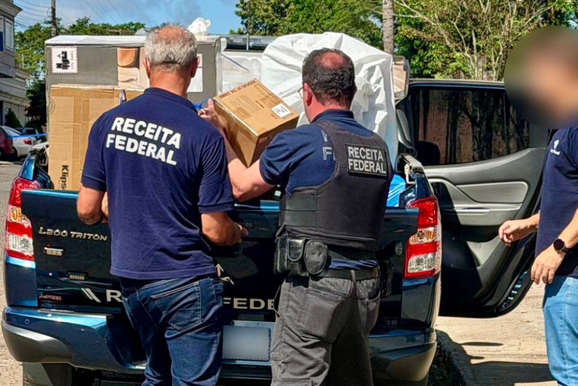 Guarda-volumes, estacionamento e carros escondiam R$ 500 mil em mercadorias