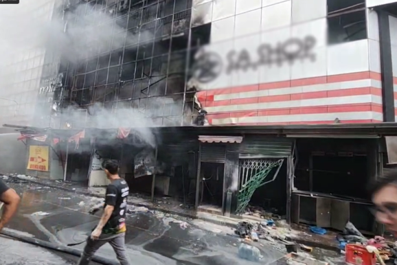 Inc&ecirc;ndio atinge casinhas de vendedores em frente ao Shopping Mina India, em CDE