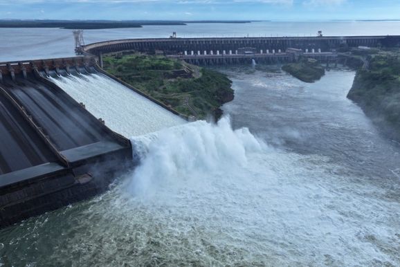 Itaipu abre vertedouro e vaz&atilde;o pode atingir 3,8 milh&otilde;es de litros por segundo 
