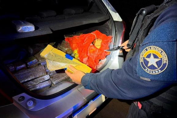 Motorista de 65 anos &eacute; preso com 110 kg de maconha e diz que receberia R$ 2 mil