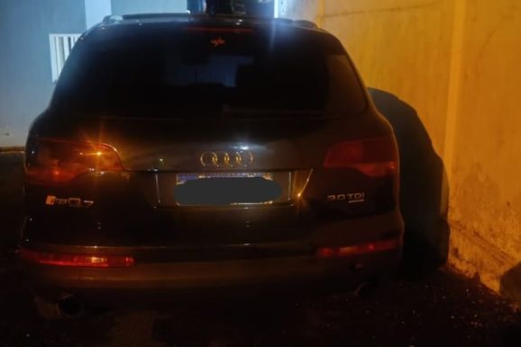 Pol&iacute;cia Militar encontra carro paraguaio que havia sido roubado no bairro Jupira