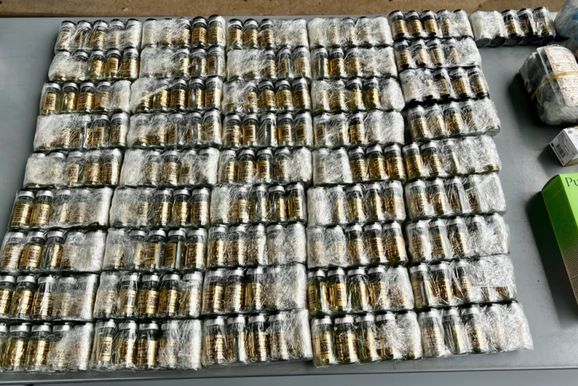 Carro com anabolizantes e cigarros &eacute; apreendido ao sair de hotel na Vila Portes
