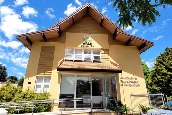 APAE Gramado recebe R$ 15 mil do Fundo Social Sicredi