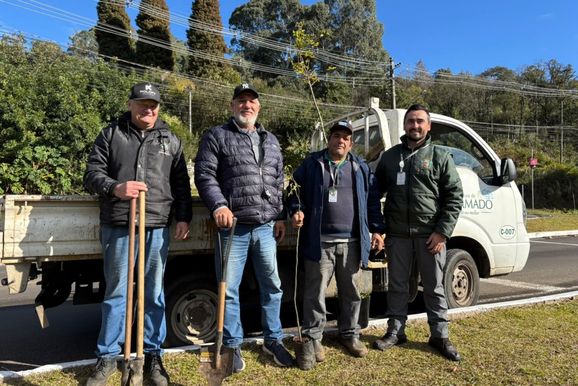 Pra&ccedil;a do Loteamento Orlandi recebe plantio de &aacute;rvores em Gramado