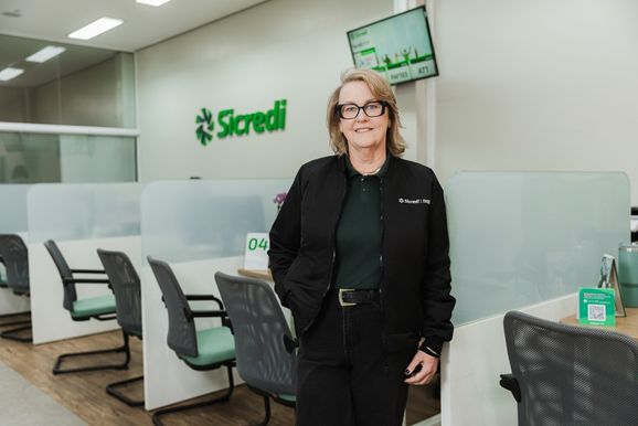 Sicredi Pioneira lan&ccedil;a programa voltado &agrave; contrata&ccedil;&atilde;o de profissionais com 50 anos ou mais
