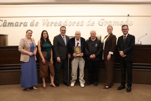 Claudio Behrend recebe Trof&eacute;u Elisabeth Rosenfeld por contribui&ccedil;&atilde;o &agrave; hist&oacute;ria de Gramado