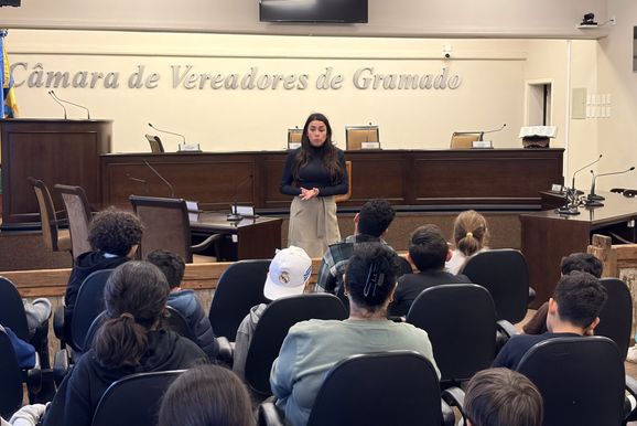 Plantando o Futuro: Estudantes da Escola Maximiliano Hahn visitam a C&acirc;mara de Gramado