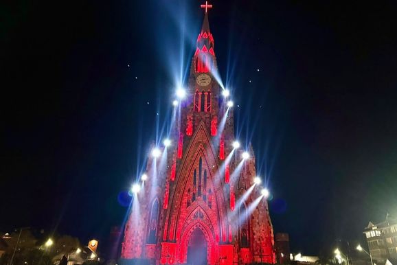 Catedral de Pedra volta a ser palco de espet&aacute;culo com ilumina&ccedil;&atilde;o, m&uacute;sica e efeitos de luz