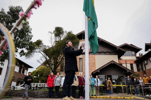 Cerim&ocirc;nia de hasteamento das bandeiras d&aacute; in&iacute;cio &agrave; Semana da P&aacute;tria em Canela