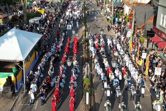 Desfile de 7 de Setembro re&uacute;ne milhares de pessoas no Centro de Canela