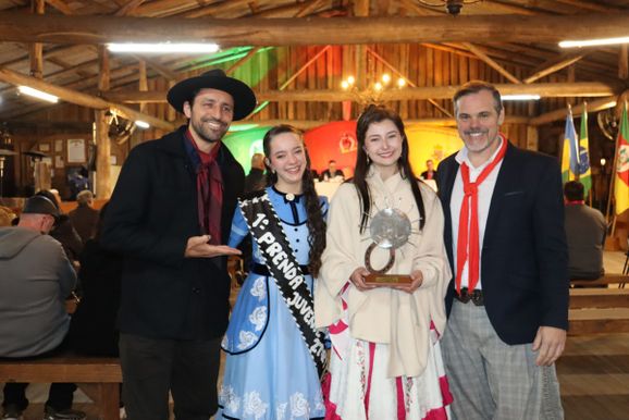 Gabriela Thoen Krause recebe Medalha Farroupilha em sess&atilde;o no CTG Manota&ccedil;o, em Gramado