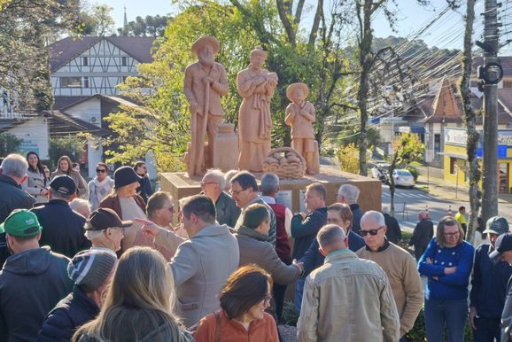 Monumento homenageia imigrantes e agricultores que constru&iacute;ram hist&oacute;ria de Nova Petr&oacute;polis