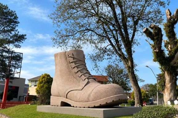 Nova Petr&oacute;polis ter&aacute; a maior bota do mundo esculpida em um &uacute;nico bloco de arenito